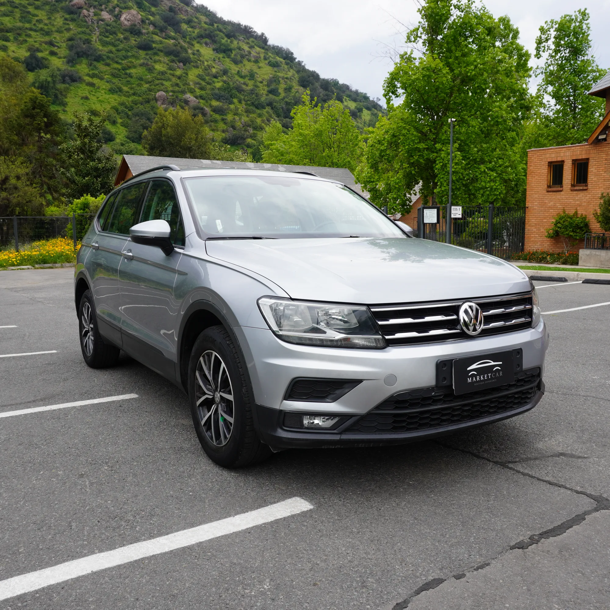 Volkswagen Tiguan 1.4 TSI Comfortline AT Año 2021 — foto 3