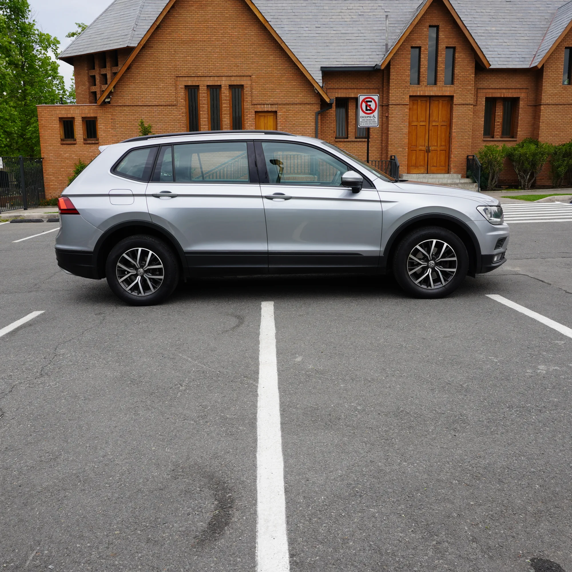 Volkswagen Tiguan 1.4 TSI Comfortline AT Año 2021 — foto 4