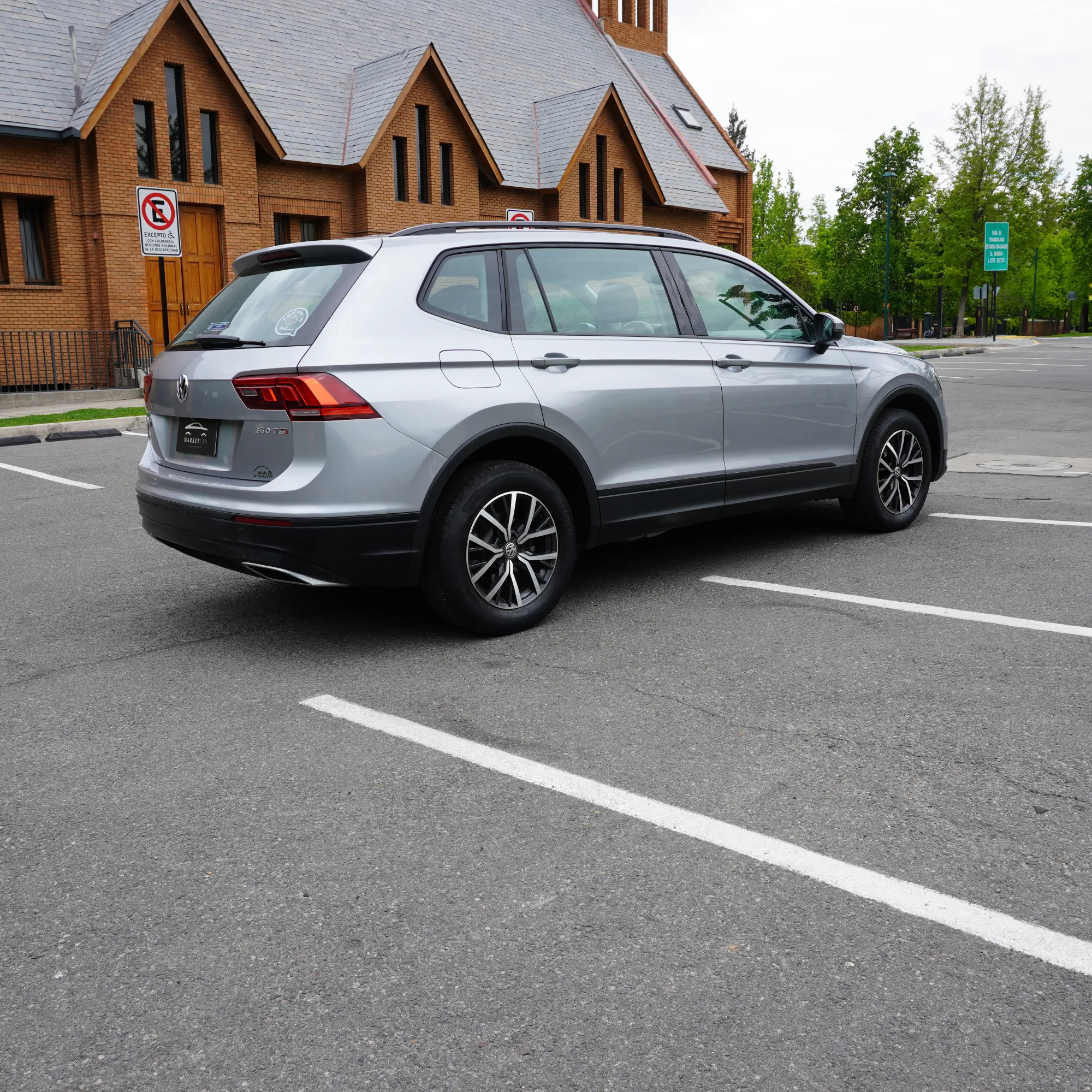 Volkswagen Tiguan 1.4 TSI Comfortline AT Año 2021 — foto 5