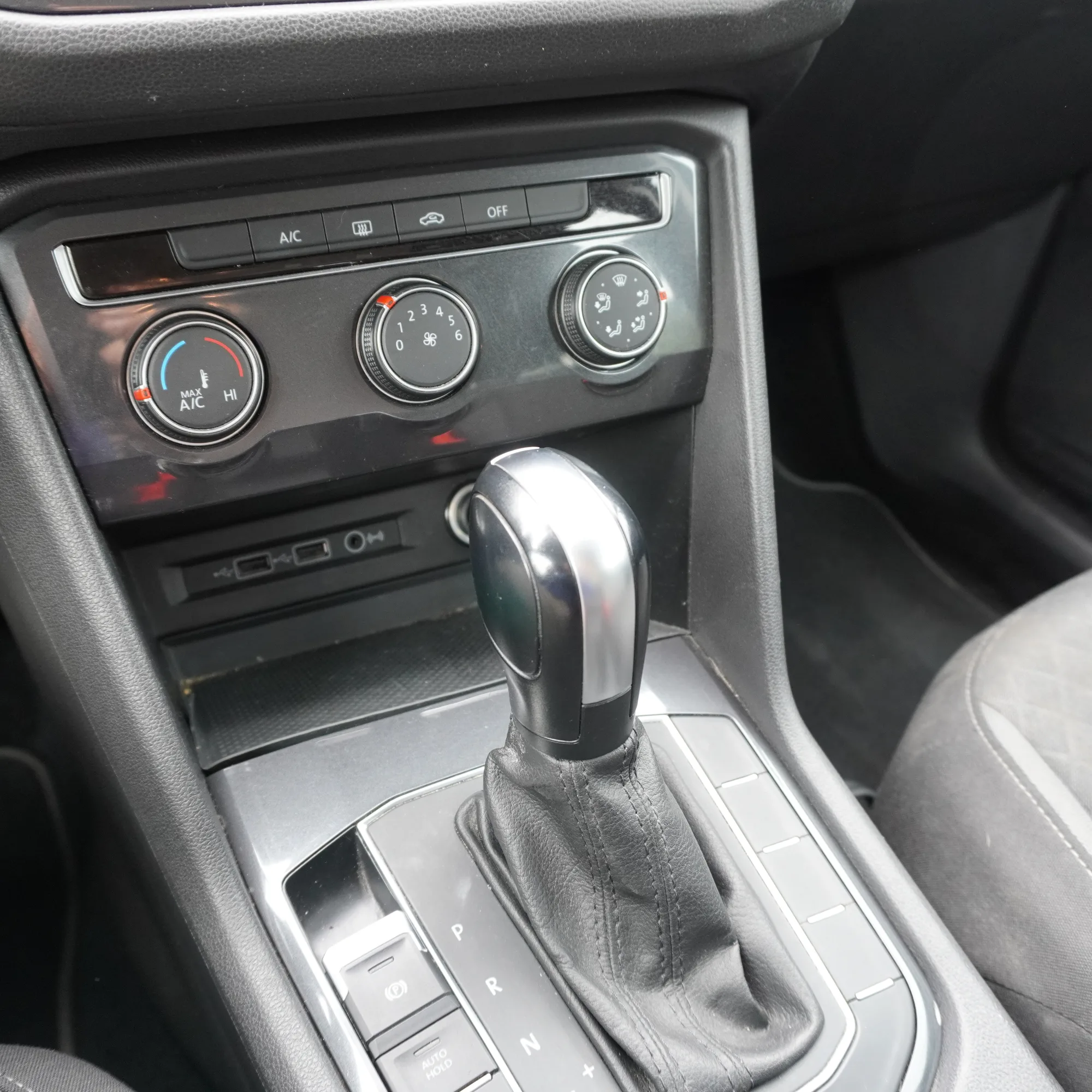 Volkswagen Tiguan 1.4 TSI Comfortline AT Año 2021 — foto 25