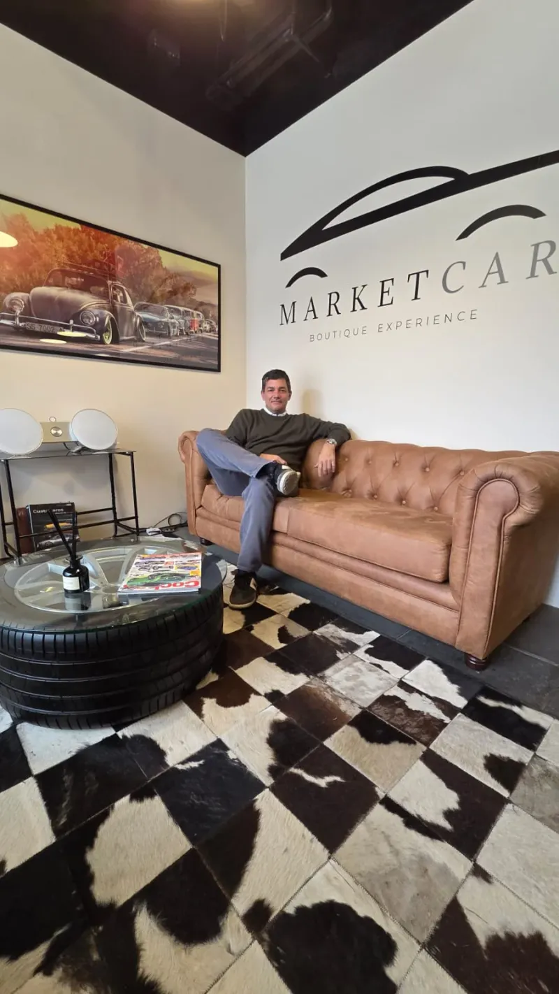 Juan José Domínguez en el showroom de Marketcar